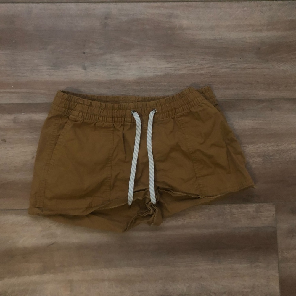 Vuori Relaxed Drawstring Shorts in Caramel